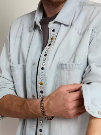 gebleichtes denimhemd fr herren mit gehmmerten nieten 2 330x440 - Gebleichtes Denimhemd f&uuml;r Herren mit geh&auml;mmerten Nieten