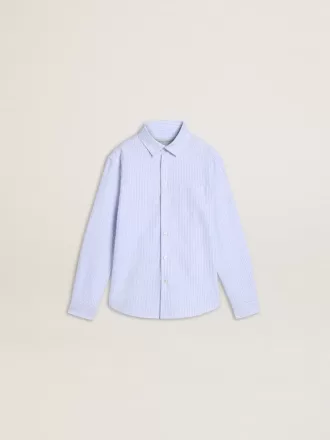 jungenhemd aus hellblau weiss gestreifter baumwolle mit gesticktem logo 1 330x440 - Jungenhemd aus hellblau-wei&szlig; gestreifter Baumwolle mit gesticktem Logo